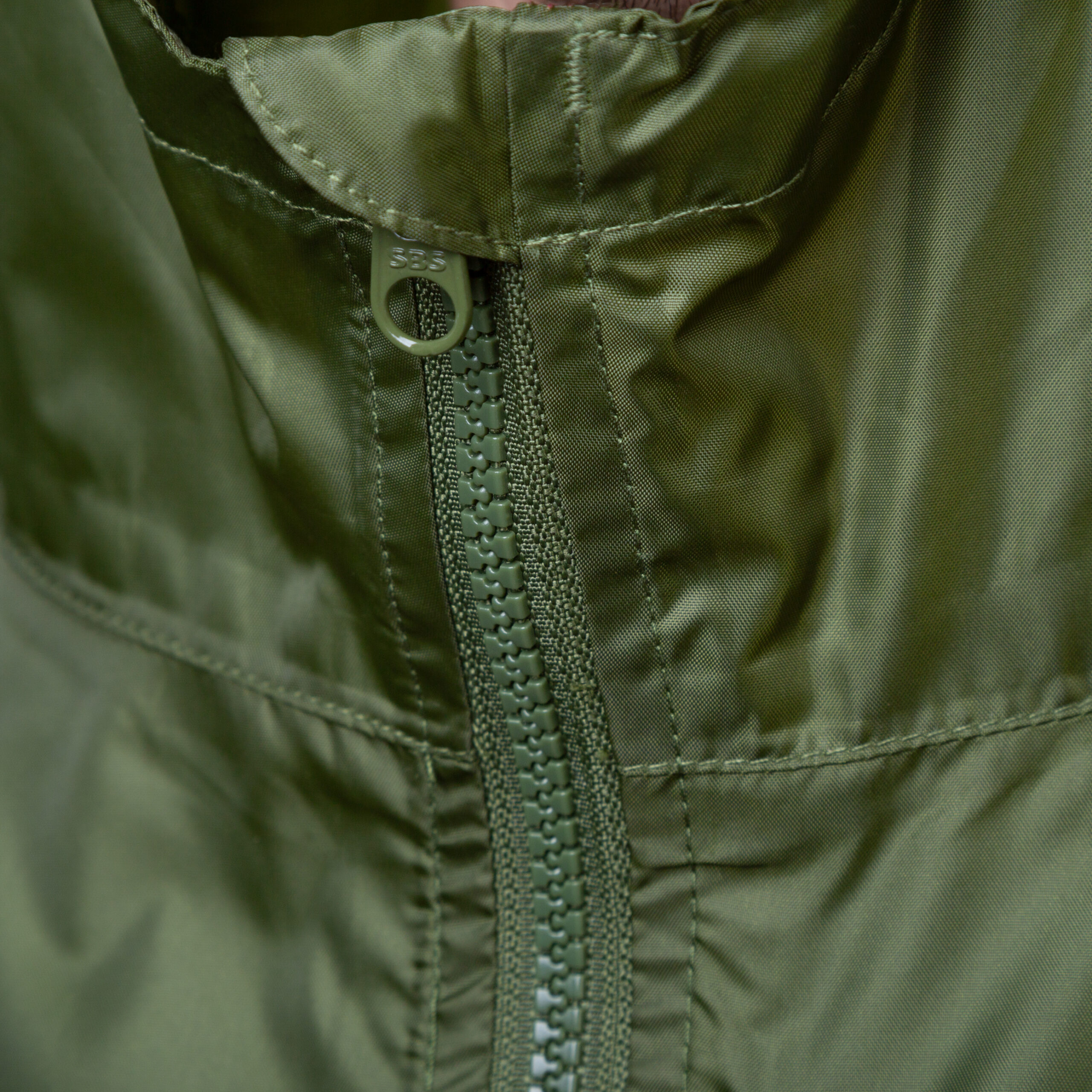 Hikehopper Trekmates Rove poncho groen detail zipper