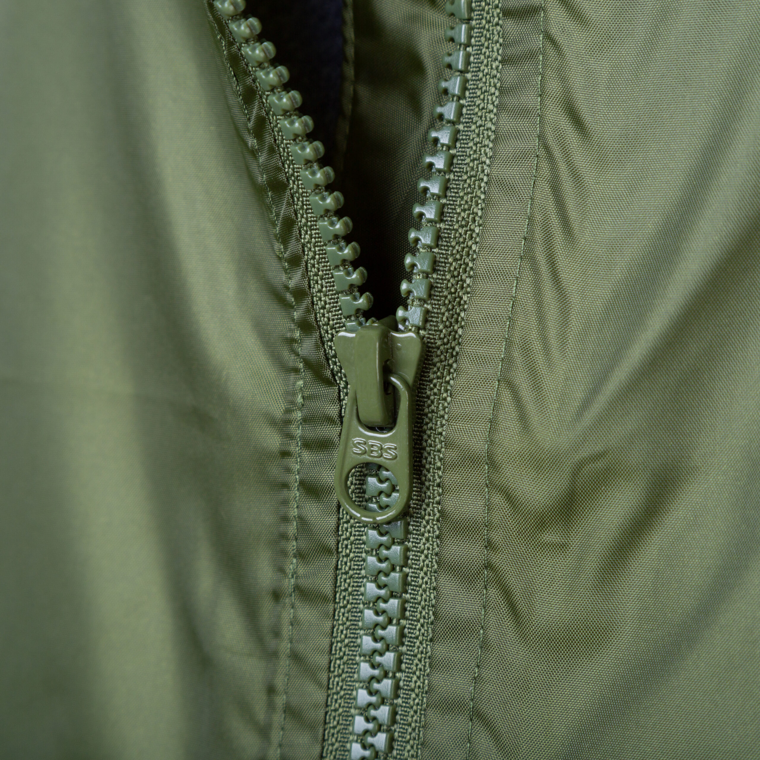Hikehopper Trekmates Rove poncho groen detail zipper down